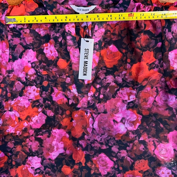 Steve Madden NWT Pink Red Rose Printed top V-neck. Scrunched Sleeve. Size  XS - Picture 11 of 16